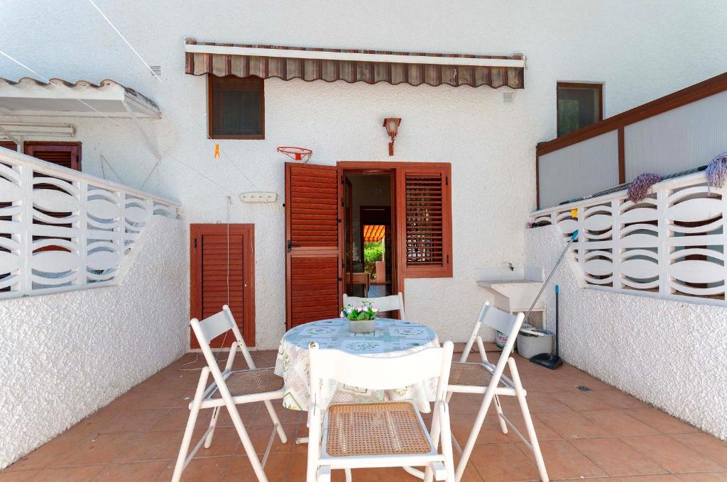 Patio exterior con mesa y sillas