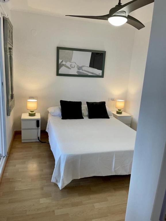 Dormitorio principal con cama doble