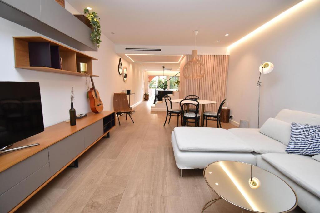 Salón moderno y zona de comedor en Villa Vista Alegre